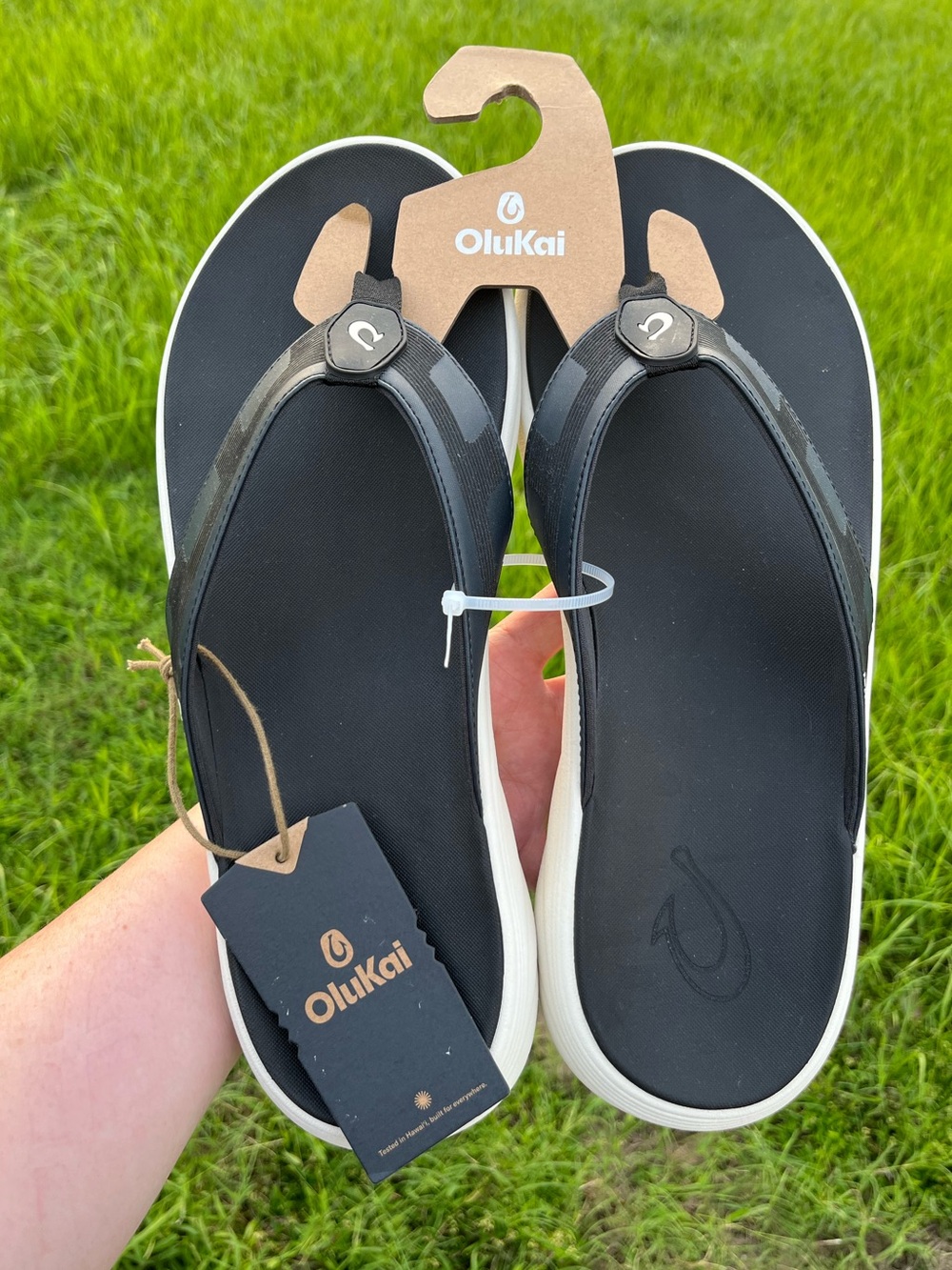 NWT OluKai Mens Malana Black and White Flip Flop Sandals Size 14